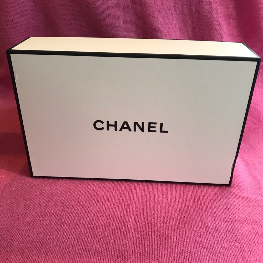 Chanel Gift Box - Picture 6 of 11